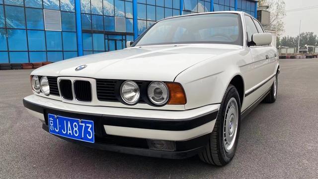 看的情怀车是宝马5系(配置|询价)e34,宝马e34是宝马5系的第三代车型