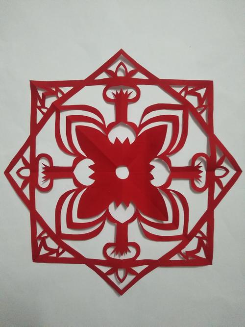 本次寒假手工剪纸共15副作品,其中包括:《动物剪纸》,《窗花剪纸》