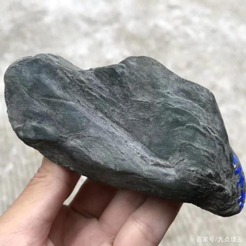 见一见迷人的玻璃种冰蓝晴水底的翡翠原石