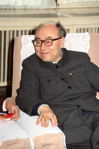 于敏先生的儿子于辛,作为家属代表在1号车上,接受人民的检阅和致敬.