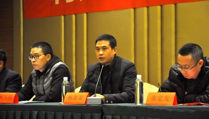 由刚当选的利川市气排球协会会长秦定友先生向协会的名誉会长蔡益斌