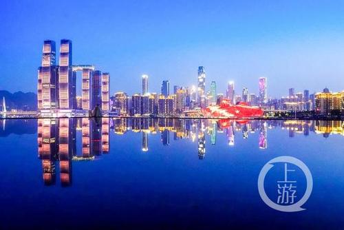 来福士,大剧院,环球金融中心……重庆地标建筑一一呈现在镜像之中.