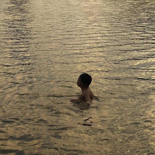 河里开始出现洗澡的小孩