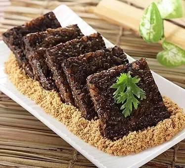  p>血糕是河南省安阳市的特色小吃之一,该菜品和 a href="#">皮渣 /a>