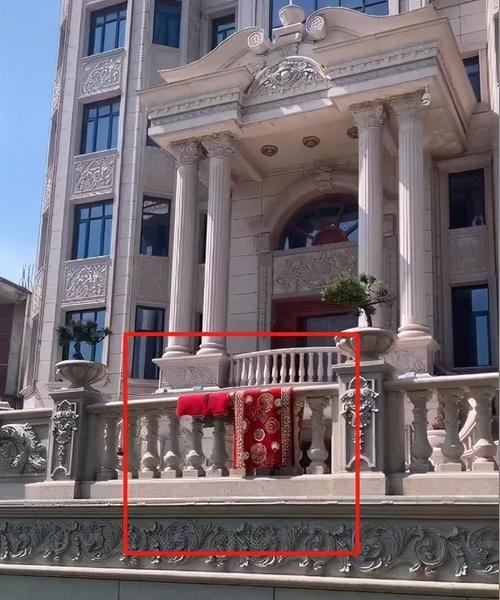 当大理石面的装潢让人恍惚之间穿越到法国卢浮宫时,栏杆上晾晒的大红