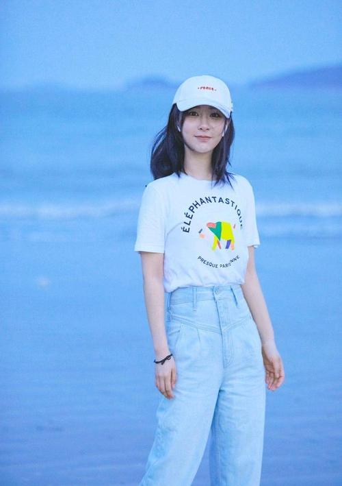 杨紫大片分享,印花t恤搭配牛仔裤,清新活泼,日常穿搭