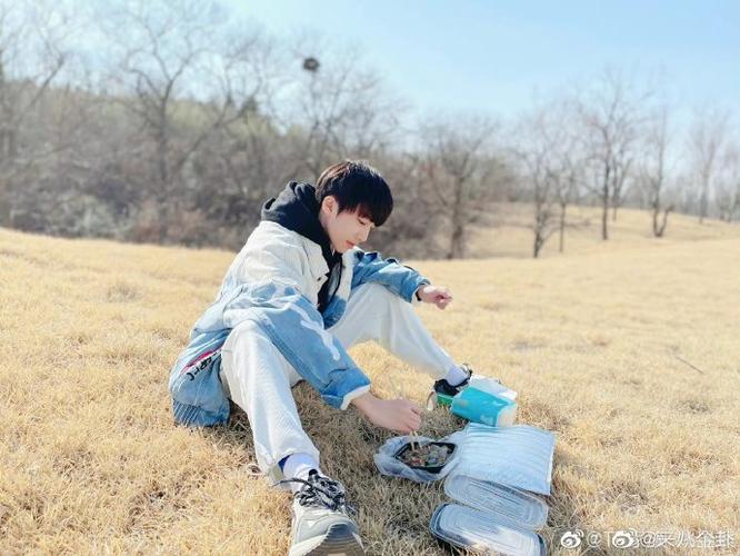 辰放学路上的野餐 吃完不忘把垃圾带走的弟弟 帅气可爱@tf家族-姚昱辰