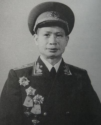 开国中将邓逸凡:1950年他接受秘密任务,2年后妻子为何