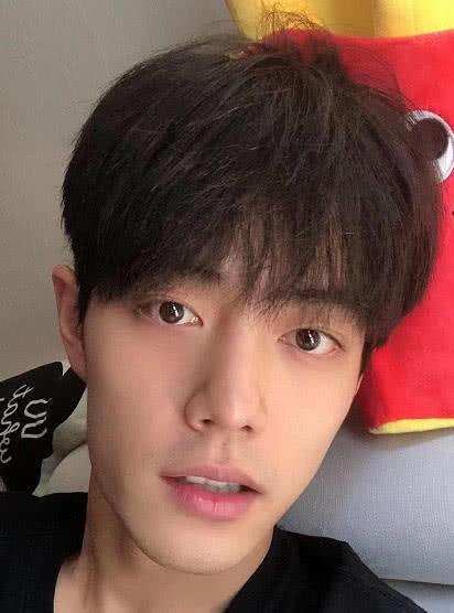 有种"整容"叫肖战没头发,比原来帅好几倍,网友:快去剃