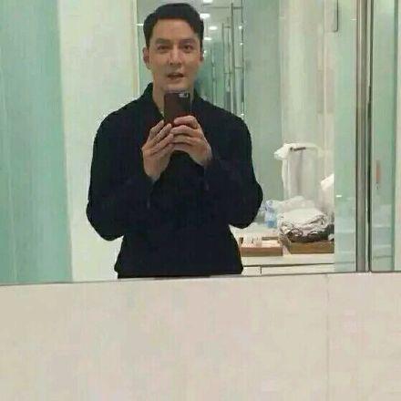 吴彦祖gif帅气gif性感gif照镜子gif型男范gif