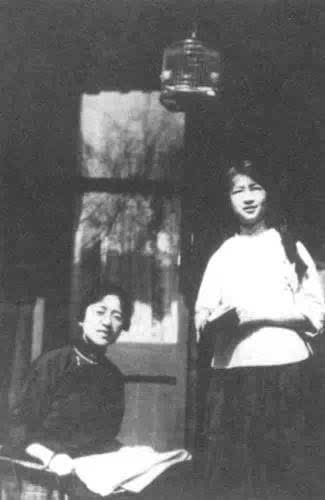 (少女林徽因与好友费慰梅在一起)