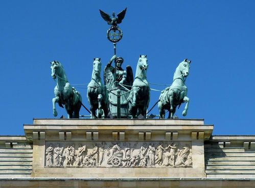 图为勃兰登堡门门顶中央的胜利女神铜制雕塑.