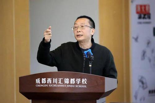 成都市郫都区西川汇锦都学校副校长李文剑为家长现场支招