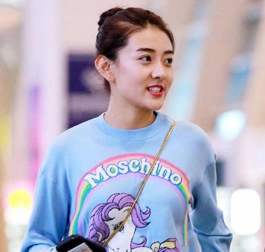 面对粉丝们的热情呼喊,梁洁也是微笑着和他们打招呼,虽说因为《双世宠