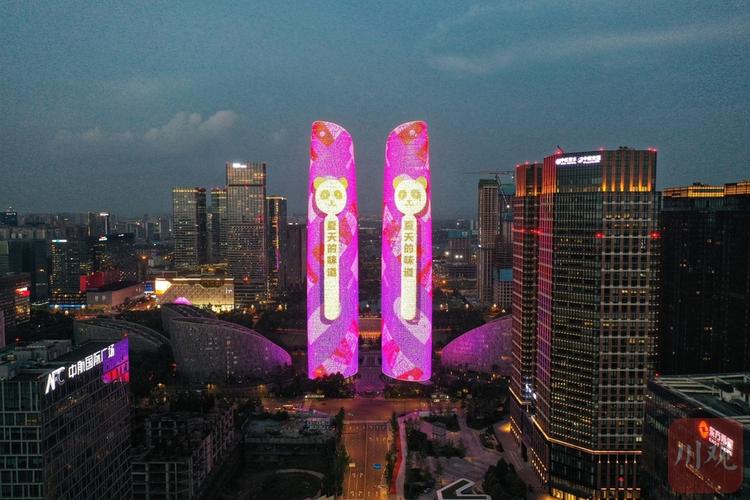 交相辉映!航拍成都金融城"交子之环"与双子塔一同点亮