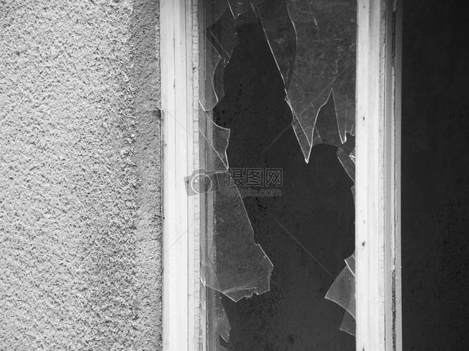破碎的玻璃窗