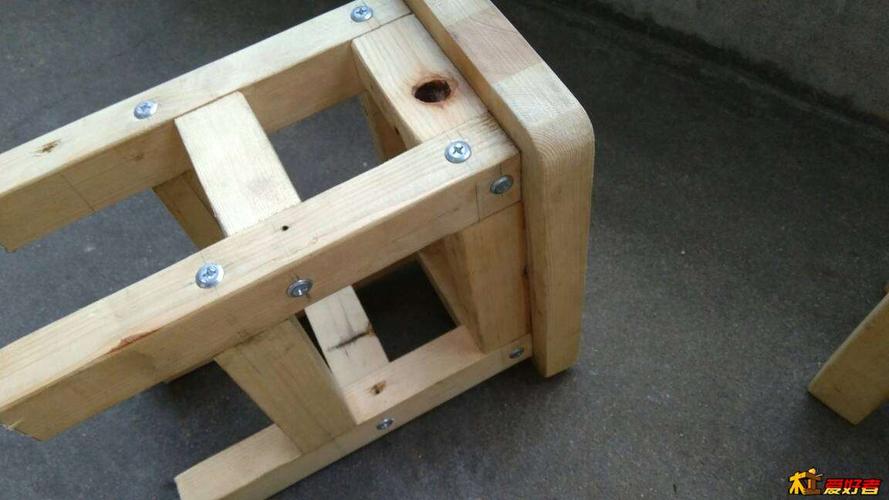 现代木工diy 69 这几天做的小凳子,一个半透榫卯,一个做的预埋螺母