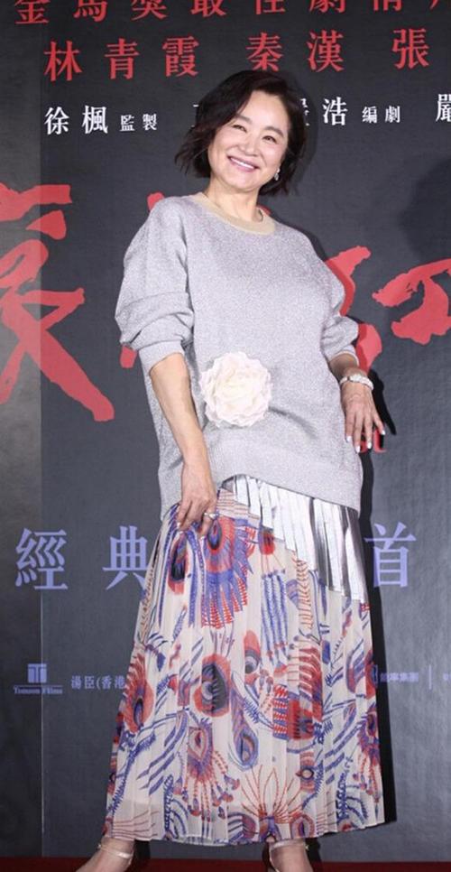 66岁林青霞罕见爆登山照黑色紧身衣凸显s曲线气质风韵犹存