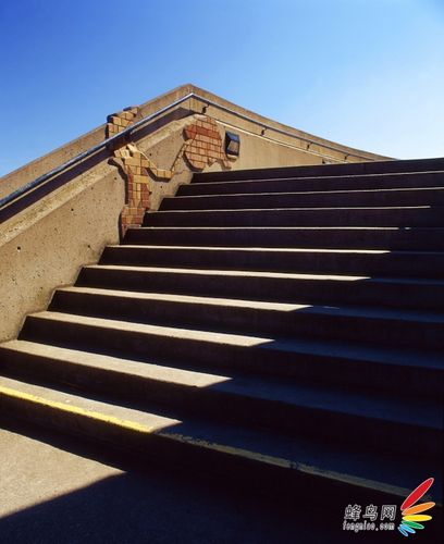 所以在构图中,可以结合一些斜线的线条使画面丰富起来,如图所示