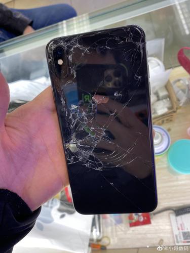 客户这手机摔得真不轻碎碎平安吧经检测主板并没损坏可以维修