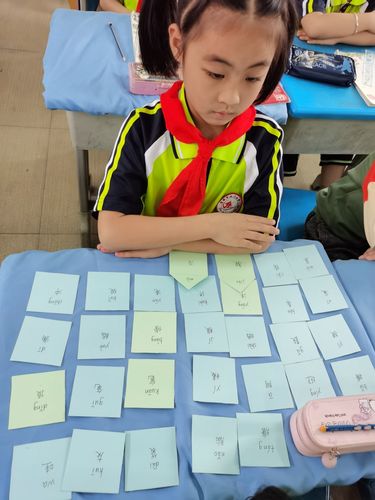 孩子们自制的生字卡片