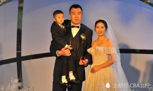 球迷们也一直在催促让他赶紧把婚礼办了,今年6月1日,韩德君和妻子