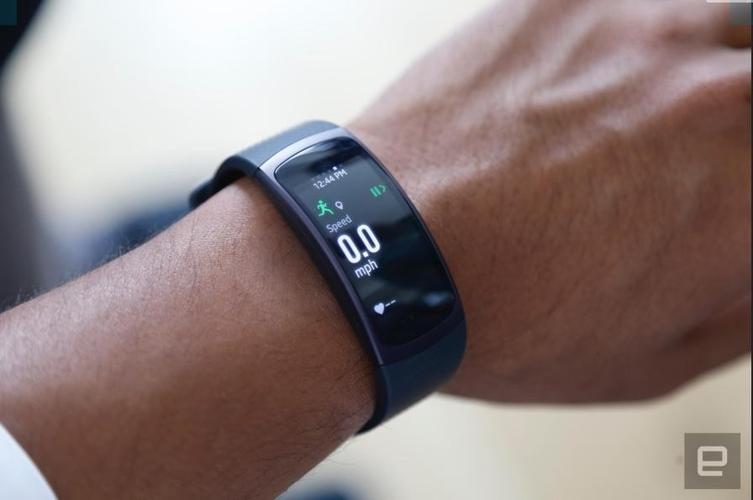 双核amoled曲屏:三星gearfit2手环试玩