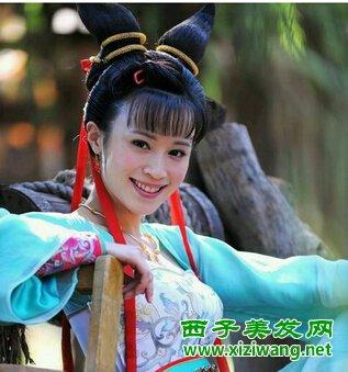 双螺髻发型图片展 双螺髻扎法教程_发髻_西子美发网