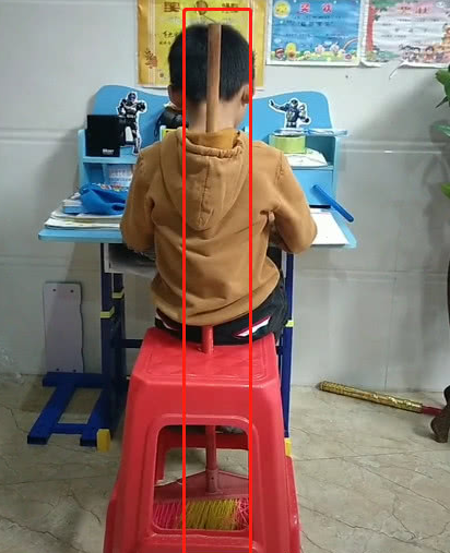 孩子做作业"驼背",妈妈巧妙改装塑料凳,网友都不淡定了