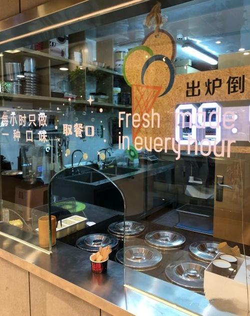 操作间是明档的,透明式的取餐口