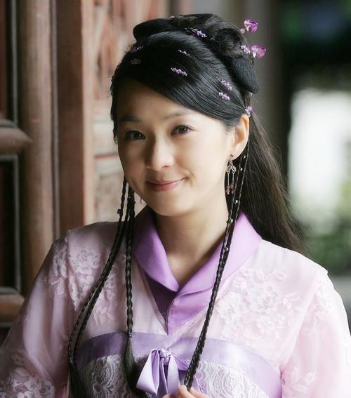  p>电视剧《赖布衣传奇》人物, /p> p>由蔡君茹扮演. /p>