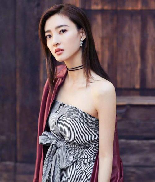 王丽坤,1985年3月22日出生于内蒙古自治区赤峰市翁牛特旗.