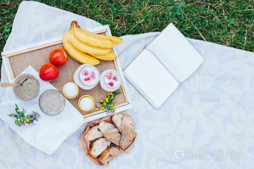 上午在公园野餐.美味.零食和水果.野餐篮.生活方式