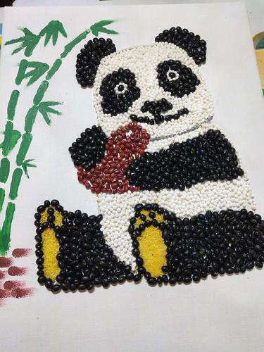 五谷剪纸画,是以五彩纸和五谷杂粮为本体,通过粘,贴,拼,等方法,粘贴而