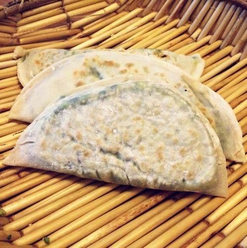 包子",做法大致跟合子相同,只是最后煎(我们叫烙luō)的步骤我们不放