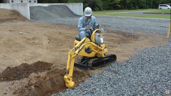 世界上最小吨位的挖掘机,虽然萌但可不耽误干活