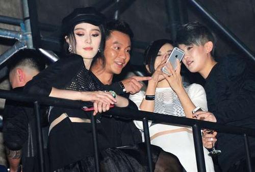 李晨避答与范冰冰暧昧 称喜欢的女孩放心里就好