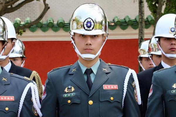还记得《棒棒堂》野兽吗?「陆军仪队」穿军服操枪帅炸