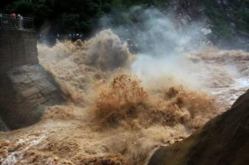绝对震撼虎跳峡迎来特大洪水光看视频腿就软了