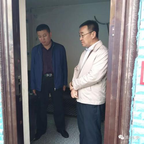 清涧县公安局党委书记李瑜,政委郭继东深入学校暗访检查校园安全工作