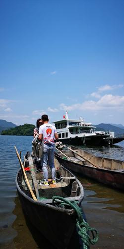 长潭水库船上的一对情侣