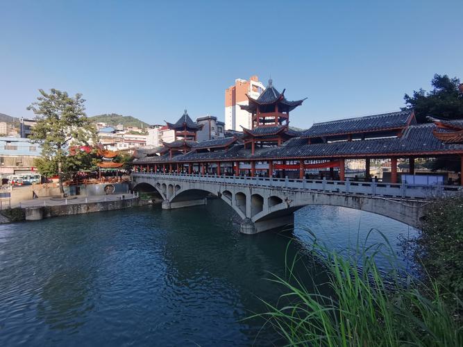 田林县城爬万吉山,利周乡赶瑶集,老山村走村道.