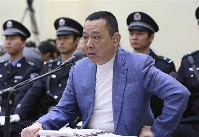 因为他在等,在等那些年他编织的"保护伞"能够继续给他庇护.