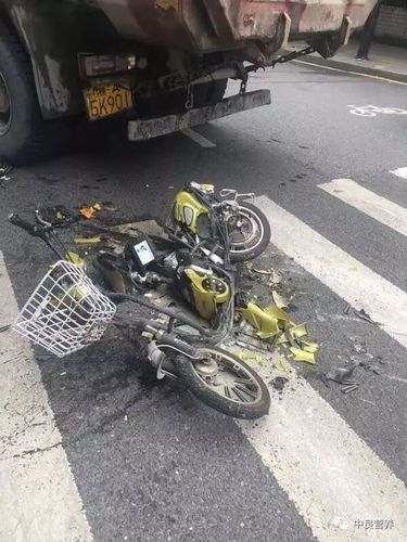 【中良最新】杭州女子骑电动车被卷入大货车底,车子都