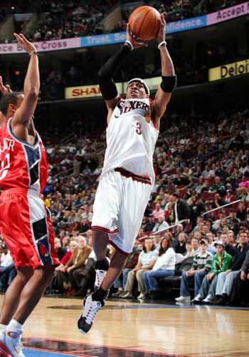 图文:76人对阵山猫 艾佛森后仰跳投