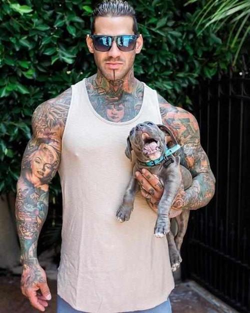 四肢发达头脑简单?他既有颜值也有肌肉和纹身,还有硕士学位!