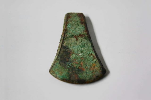 战国时期的青铜锛(农具之一)