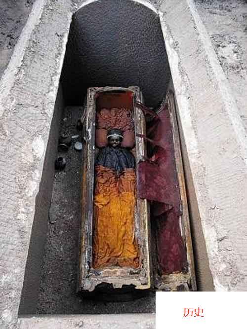 清代古墓,开棺后发现尸体完好(与本文无关)