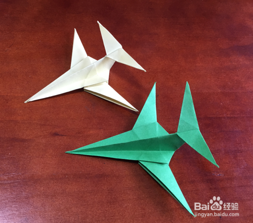 工具/原料 正方形彩纸一张 方法/步骤 1   取绿色彩纸一张,对边对角