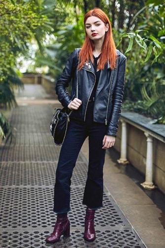 时尚   mango   亮蛇皮的靴子几乎年年都有人穿,与前面不同的是,裤子